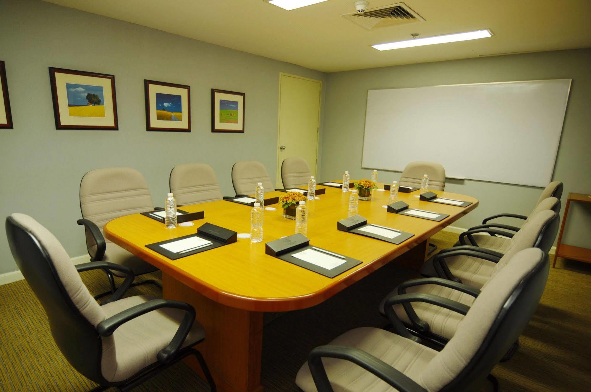 Oxford Suites Makati Makati City Exteriér fotografie